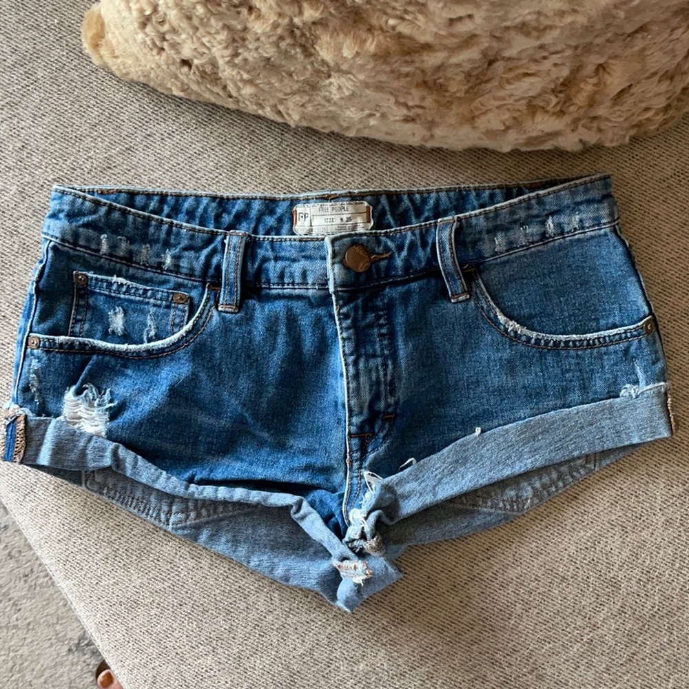 NEVER WORN FREE PEOPLE CUFFED DENIM SHORT.